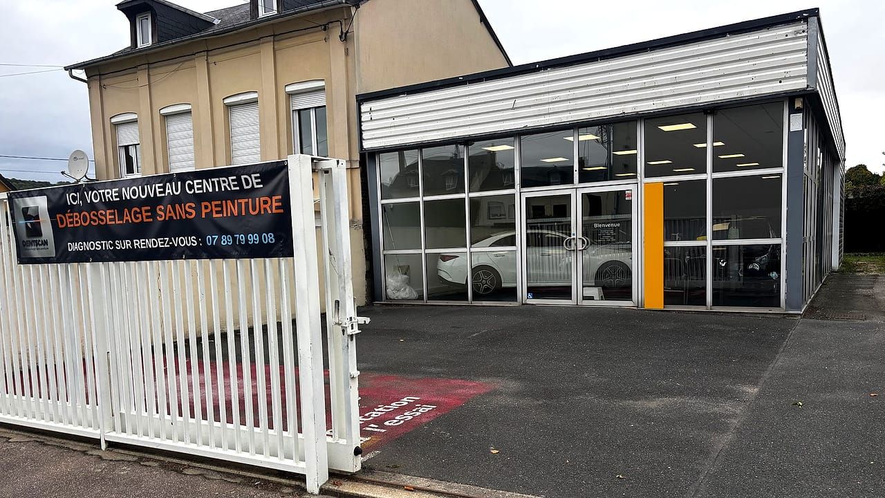 L’atelier Dentscan par REFLEXOTO, 64-66 rue Jules Ferry à Déville-lès-Rouen, avec la bâche « Votre nouveau centre de débosselage sans peinture »